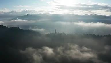秋天逆光日出航拍云雾缭绕的山视频的预览图